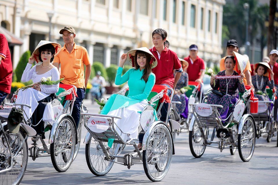 Family Group Cyclo in Hanoi